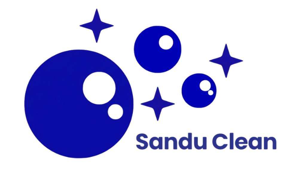 Blaues Logo mit drei Blasen, zwei Sternen und dem Text "Sandu Clean" auf transparentem Hintergrund.