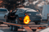 Schwarzer Toyota Supra mit Flammen aus dem Auspuff, auf einem Anhänger stehend.