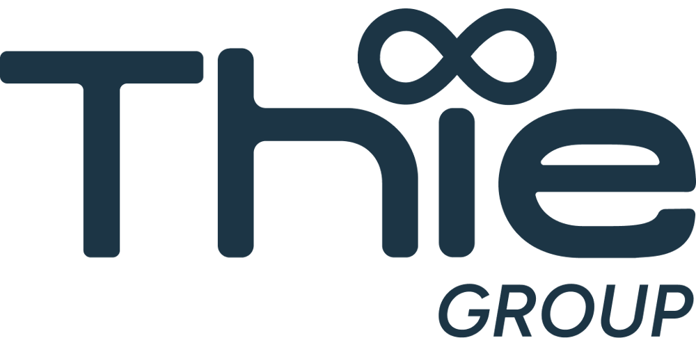 Thie Group Logo: Dunkelblaue Schrift "Thie" mit weißem Unendlichzeichen über dem "i", darunter "Group".
