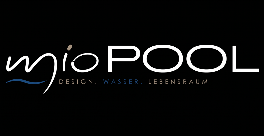 Miopool Logo auf dunkelgrünem Hintergrund mit Slogan: DESIGN. WASSER. LEBENSRAUM.