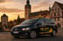 Schwarzer VW Touran von RW Taxi Rottweil steht bei Sonnenuntergang vor der historischen Altstadtkulisse von Rottweil.