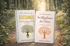 Zwei Bücher auf einem Waldweg: "Zehn Samen der Achtsamkeit" und "Im Rhythmus der Natur".