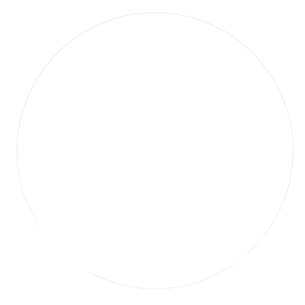 Rundes Logo "THE ONLINE MARKETER" mit schräg aufsteigendem Pfeil aus fünf Quadraten.