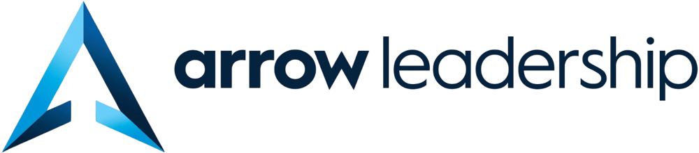 Blaues, pfeilförmiges Logo von Arrow Leadership mit dem Text "arrow leadership" in dunkelblauer Schrift.