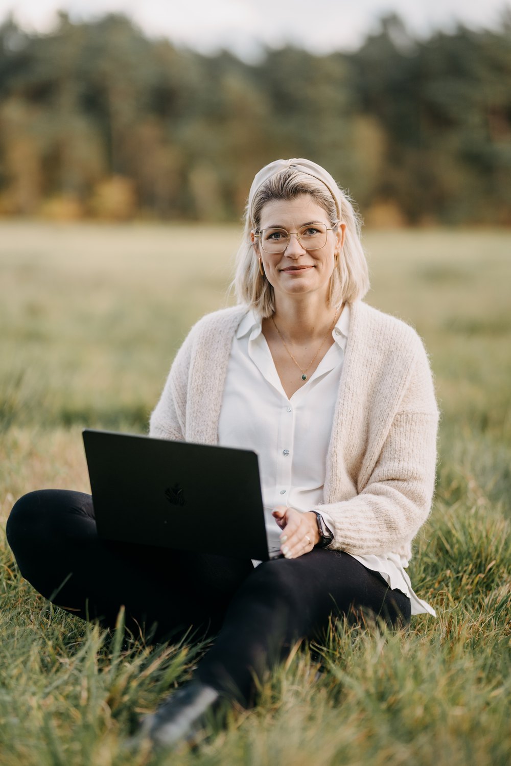 Sina mit Laptop in der Natur