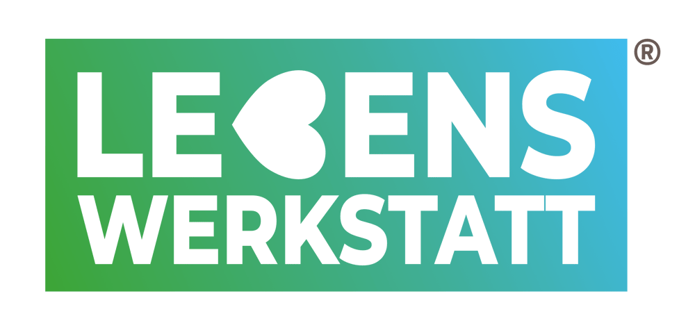 IL Wertecoach Textlogo auf grünem Hintergrund mit beigen vertikalen Streifen.