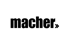 Schwarzes Logo "macher." mit einem Pfeil, der nach rechts zeigt, auf dunkelgrünem Hintergrund.