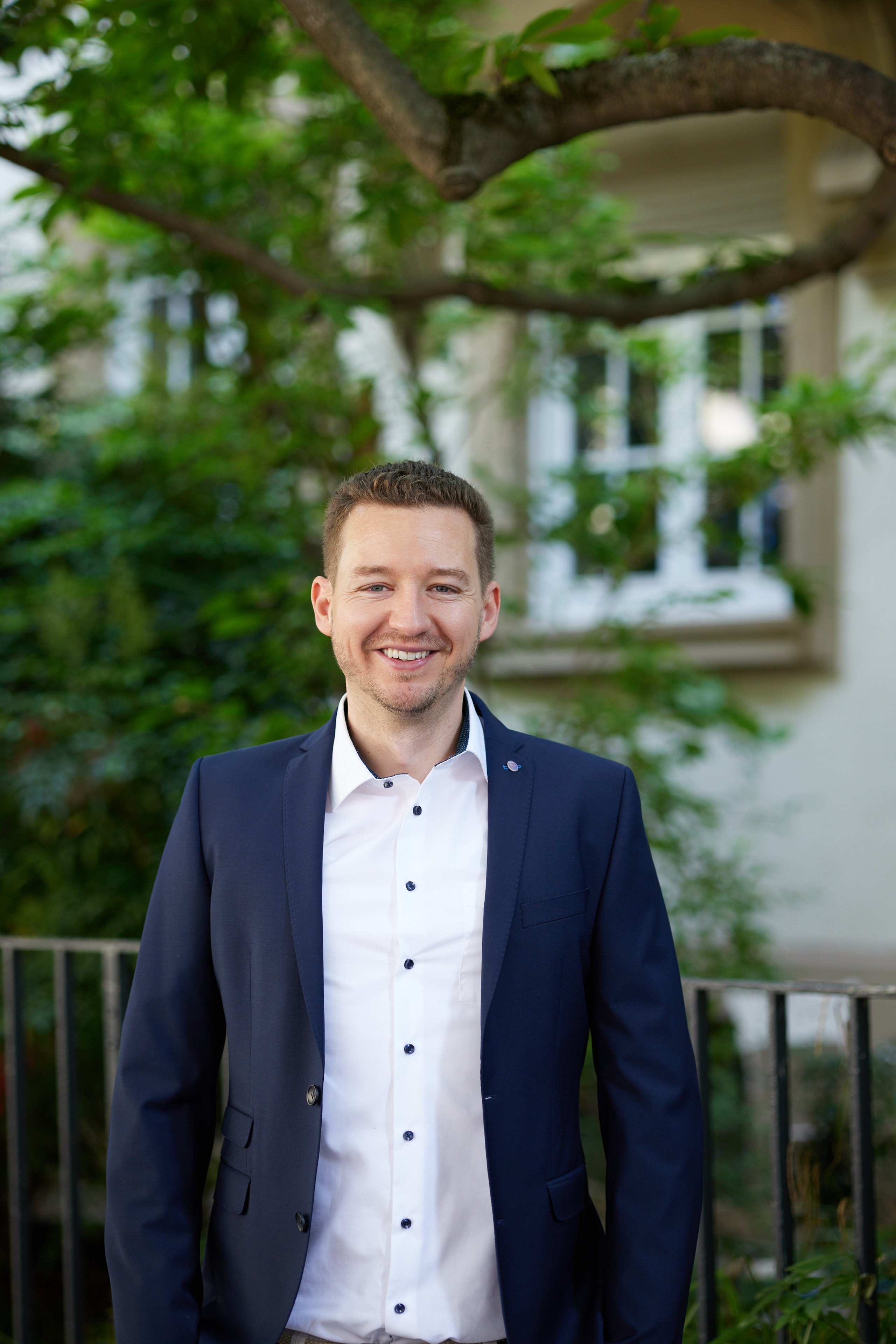 Portrait Fotografie von Dennis Willen im blauen Anzug. Immobilienmakler Heidelberg