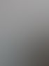 Eine Überwachungskamera ist an einem verrotteten Holzbalken befestigt, darunter ein Glasdach.