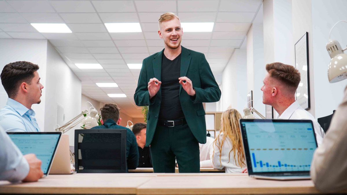 Emil Wagner von Handwerker-Partner im Büro mit dem Team