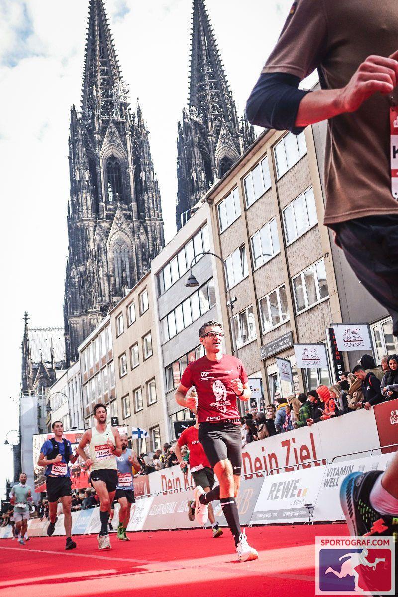 Roberto läuft beim Köln-Marathon vor dem Kölner Dom ins Ziel