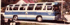 Blau-weißer Bus mit vielen Fenstern parkt auf einem sonnigen Gelände.