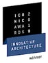Schwarzes und blaues Abzeichen mit Text "ICONIC AWARDS 2019 INNOVATIVE ARCHITECTURE" und "winner".