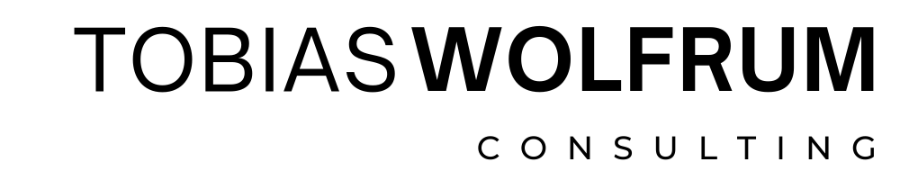 Tobias Wolfrum Consulting Logo in dunkelgrün auf grünem Hintergrund.