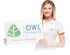 Eine lächelnde Frau hält ein weißes Schild mit dem grünen "OWL Pflege24"-Logo und dem Text "Gemeinsam zuhause leben."