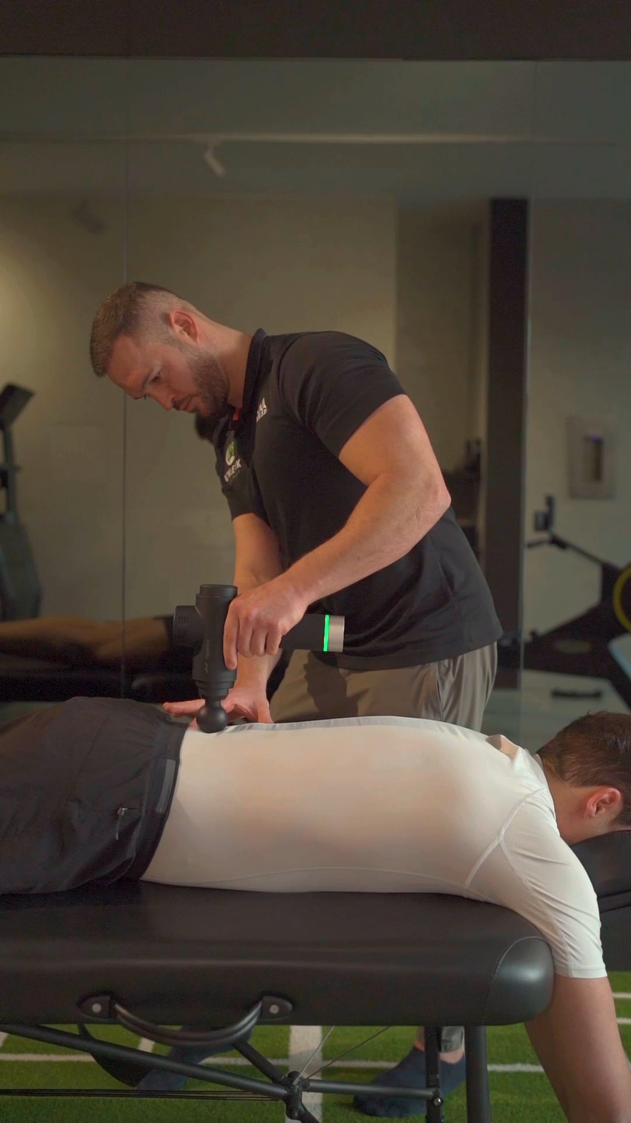 Manuelle Faszien- und Triggerarbeit am Rücken mit Massagepistole – Phase Spannung lösen im Movement Coaching Berlin