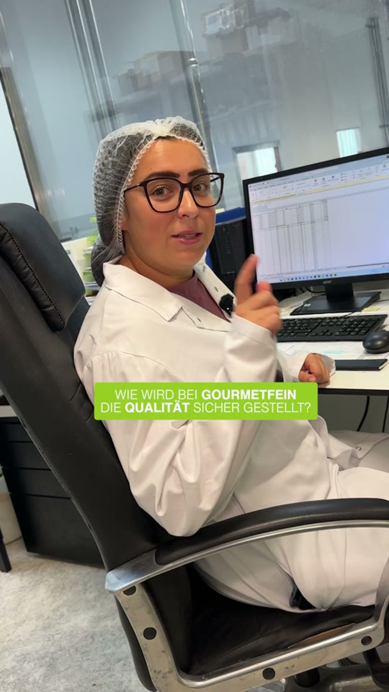 gourmetfein-Mitarbeiterin erklärt die Qualitätssicherung