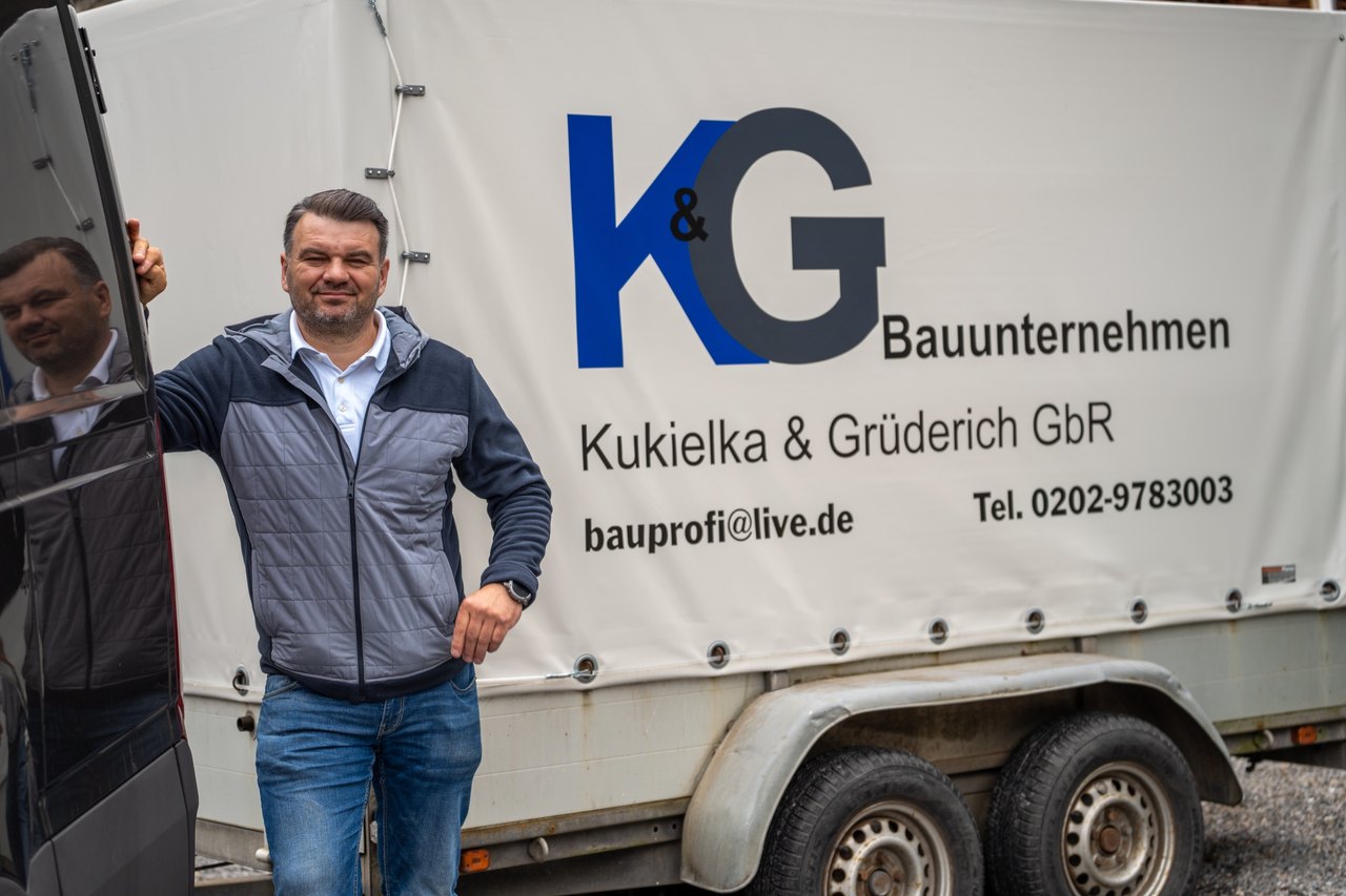 Tomasz Kukielka am Anhänger von K&G Bauunternehmen in Wuppertal