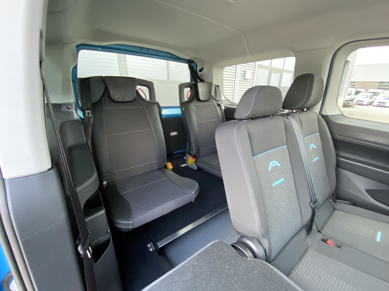 Ford Tourneo Connect mit Heckausschnitt – Bild 10
