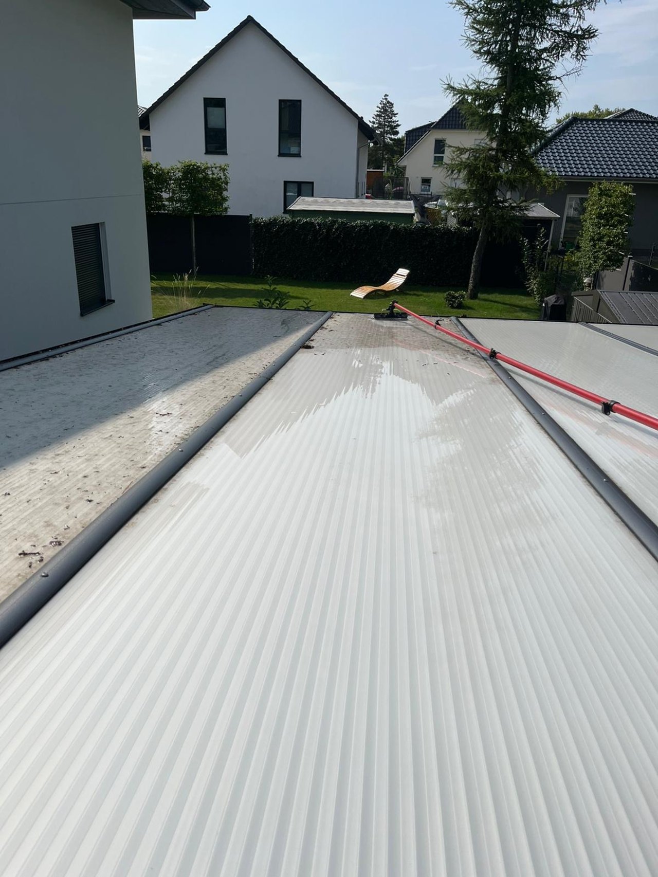 Materialschonende und umweltfreundliche Reinigung eines Carports in Berlin