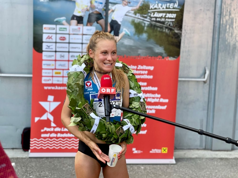 Julia Mayer mit Siegerkranz nach dem Gesamtsieg beim Halbmarathon von Kärnten läuft 2021