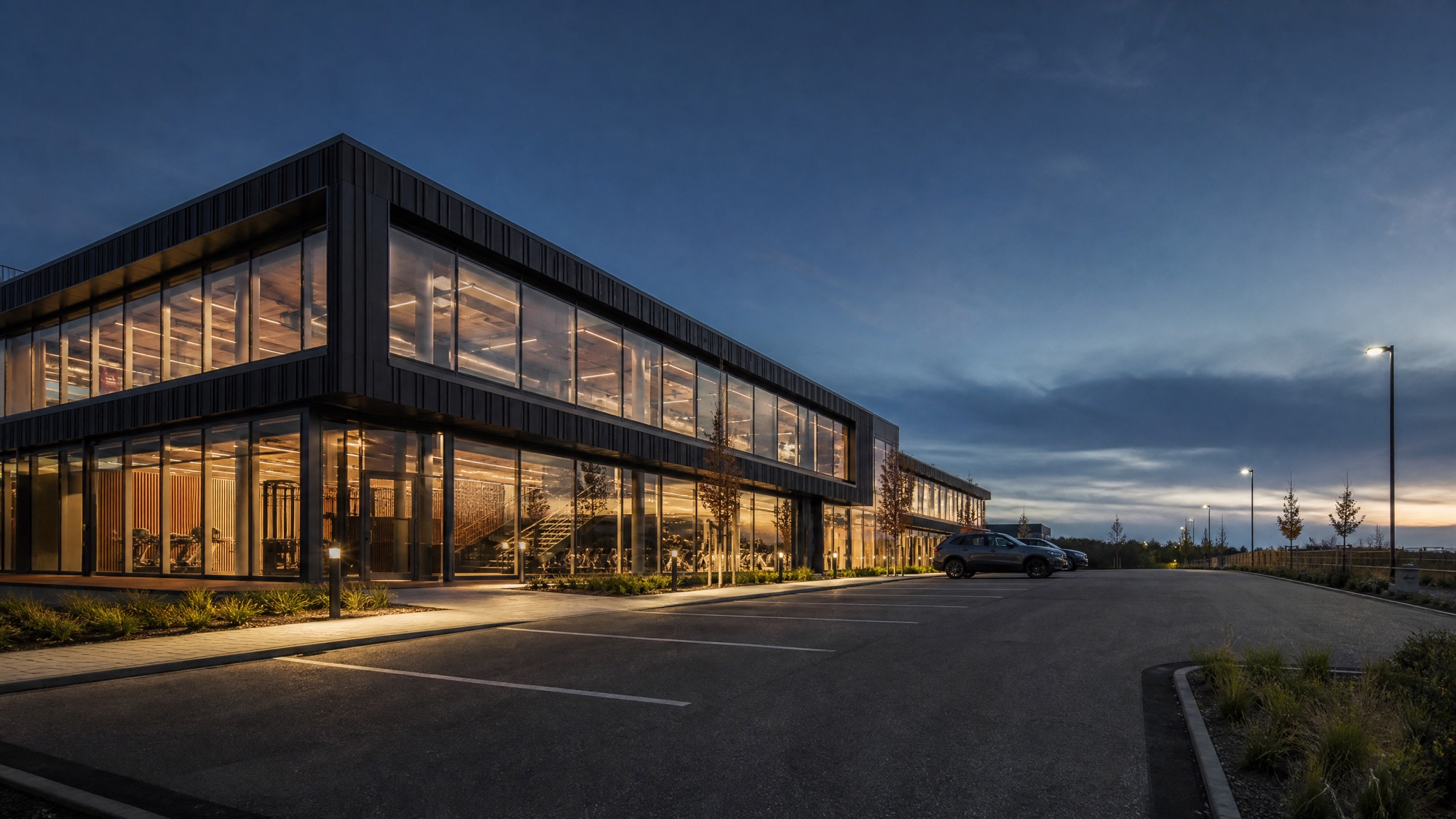 Moderne Gewerbefläche mit großflächiger Glasfront