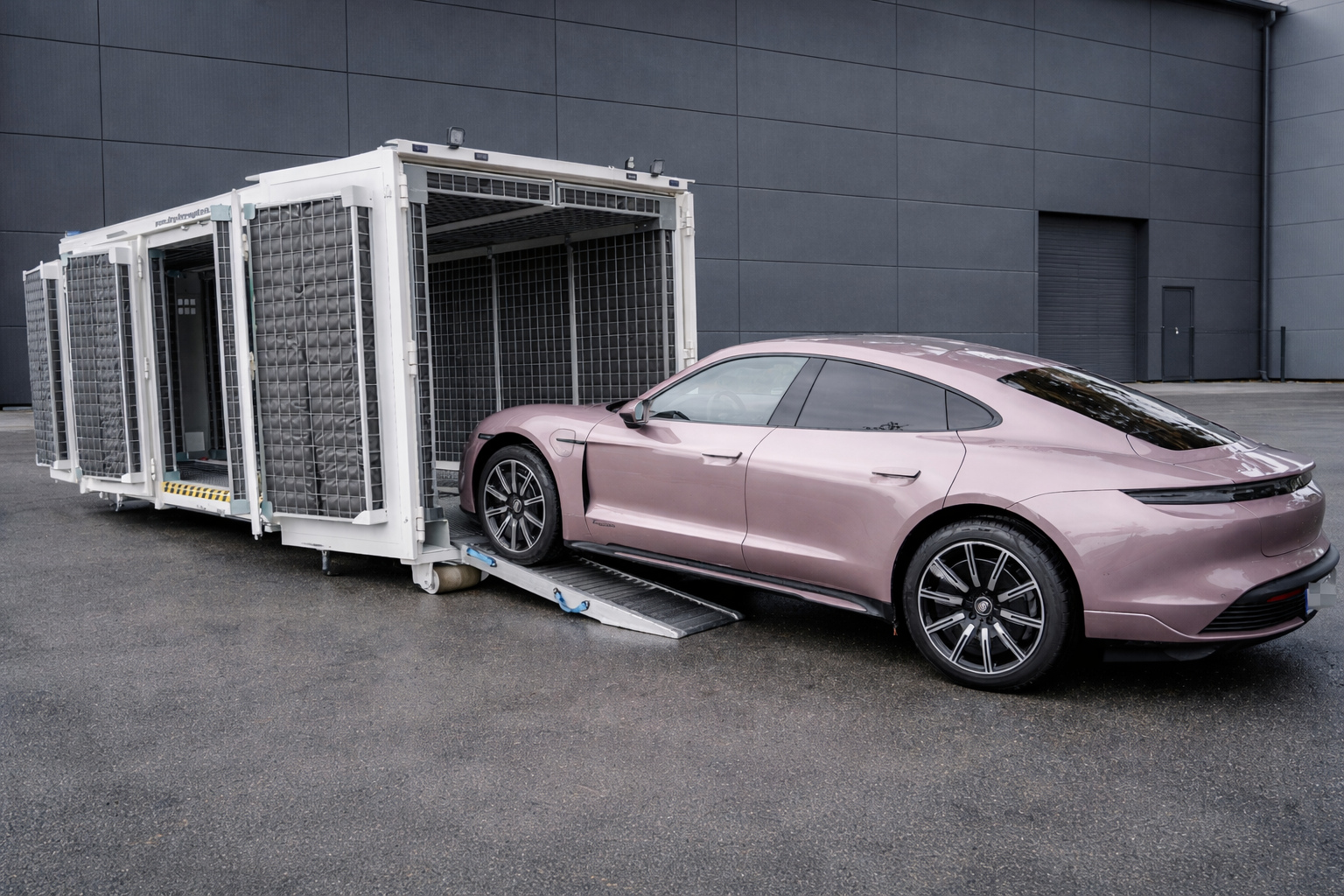 Fahrzeug beim Einfahren über die Auffahrrampe