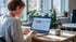Vermietungsmanagerin optimiert Airbnb-Listing am Laptop mit Preisübersicht
