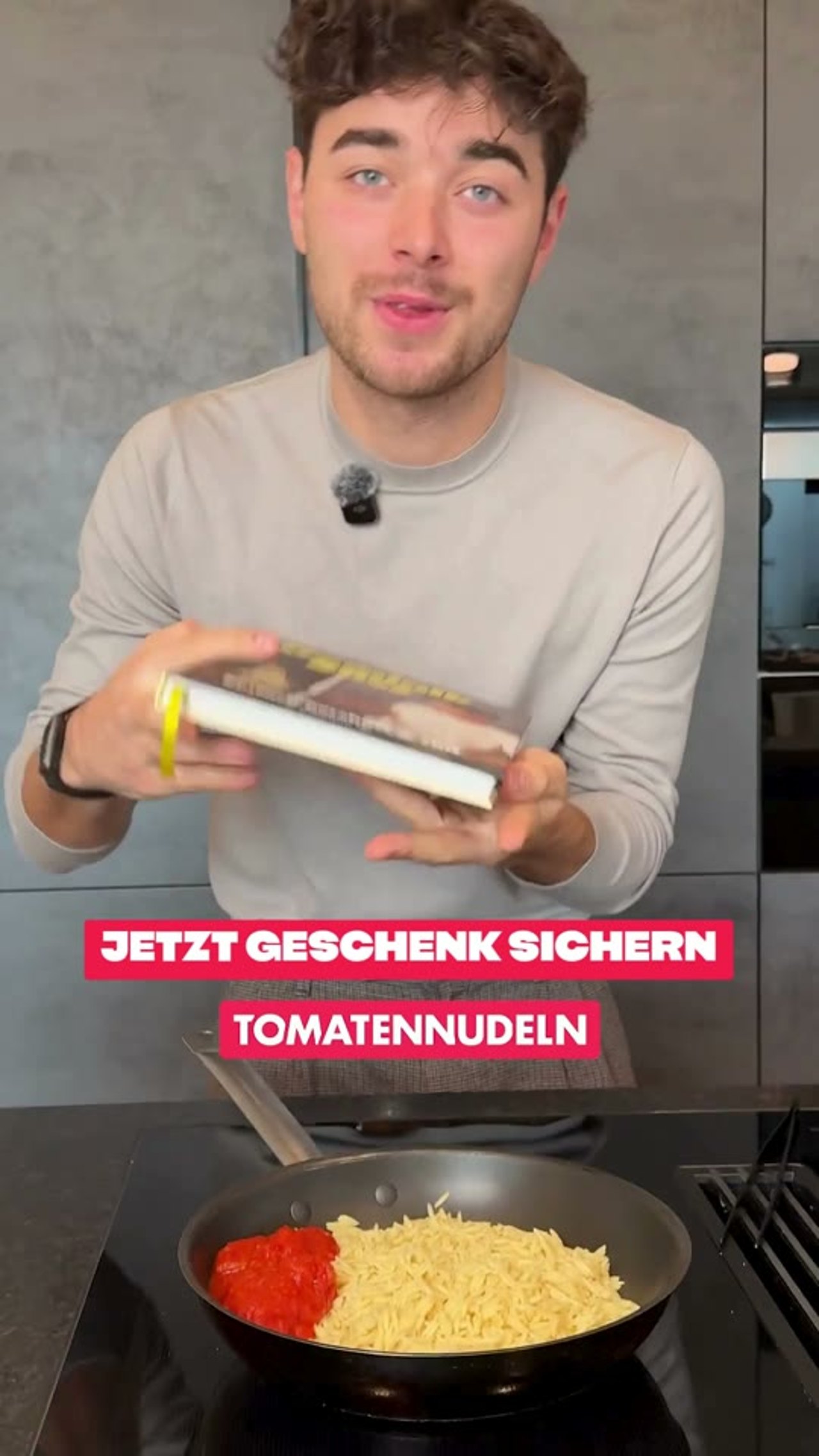Dominik Süss spricht in einem Produktspot für sein Rezeptbuch