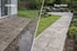 Vorher/Nachher-Vergleich: Schmutzige, unebene Terrasse mit Pfütze links; saubere, gepflasterte Terrasse mit Gartenmöbeln rechts.