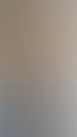 Schwarze Metalltür mit Glaspaneelen in einer modernen Diele, daneben eine weitere Tür und ein Licht im Hintergrund.