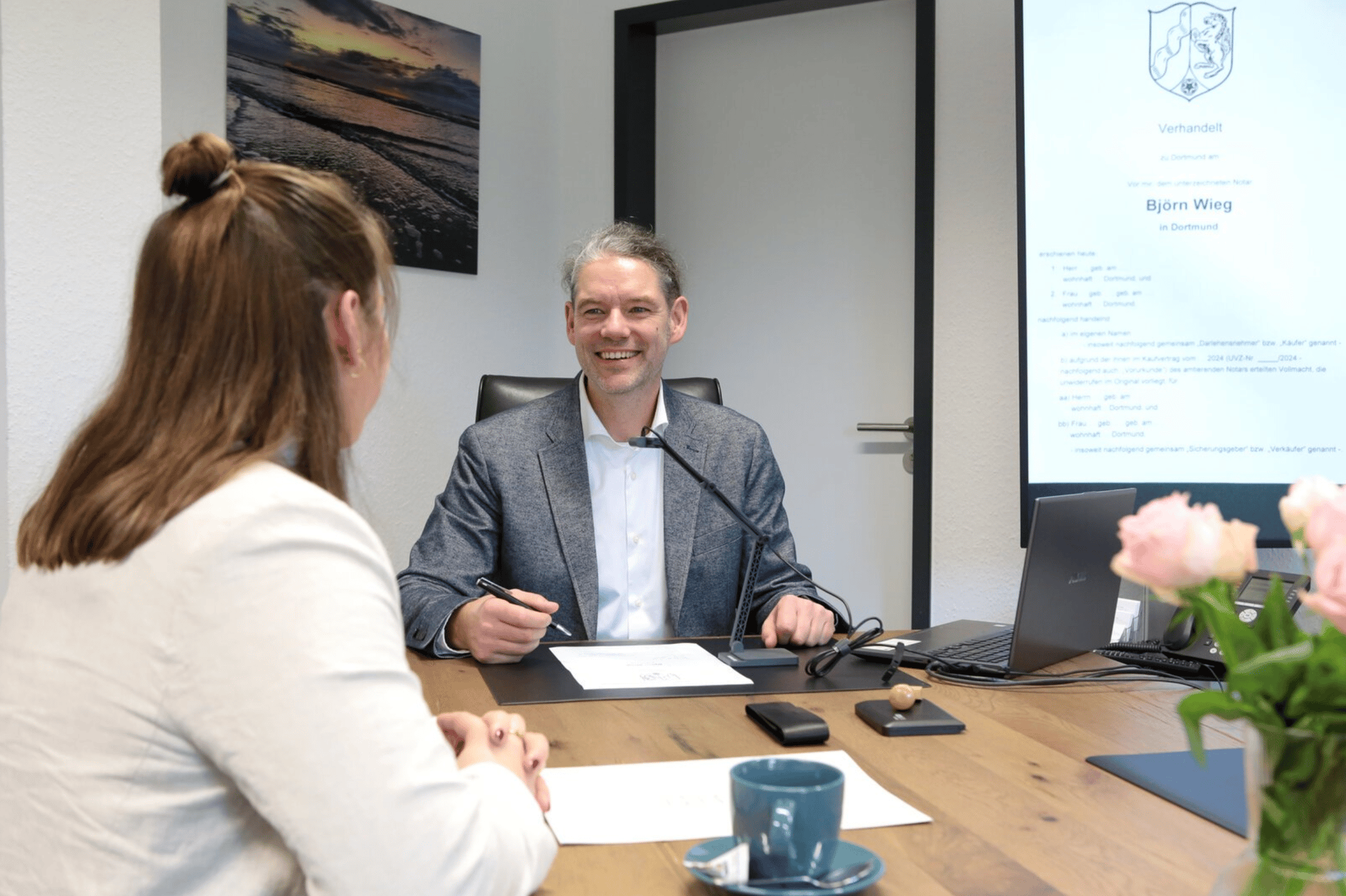 Björn Wieg im Beratungsgespräch in seiner Dortmunder Kanzlei