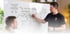 Zwei Männer vor einem Whiteboard, das eine Social-Media-Marketingstrategie zeigt.