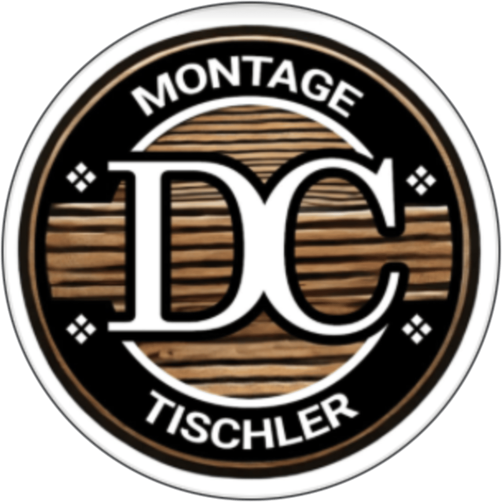 Rundes Logo mit den Buchstaben DC vor Holzstruktur und dem Text Montage Tischler.