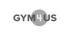 Logo: Dunkelgrauer Text "GYM4US" auf grünem Hintergrund, das "4" in einem hellgrauen Kreis.