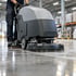 Scheuersaugmaschine auf einer Industriefläche
