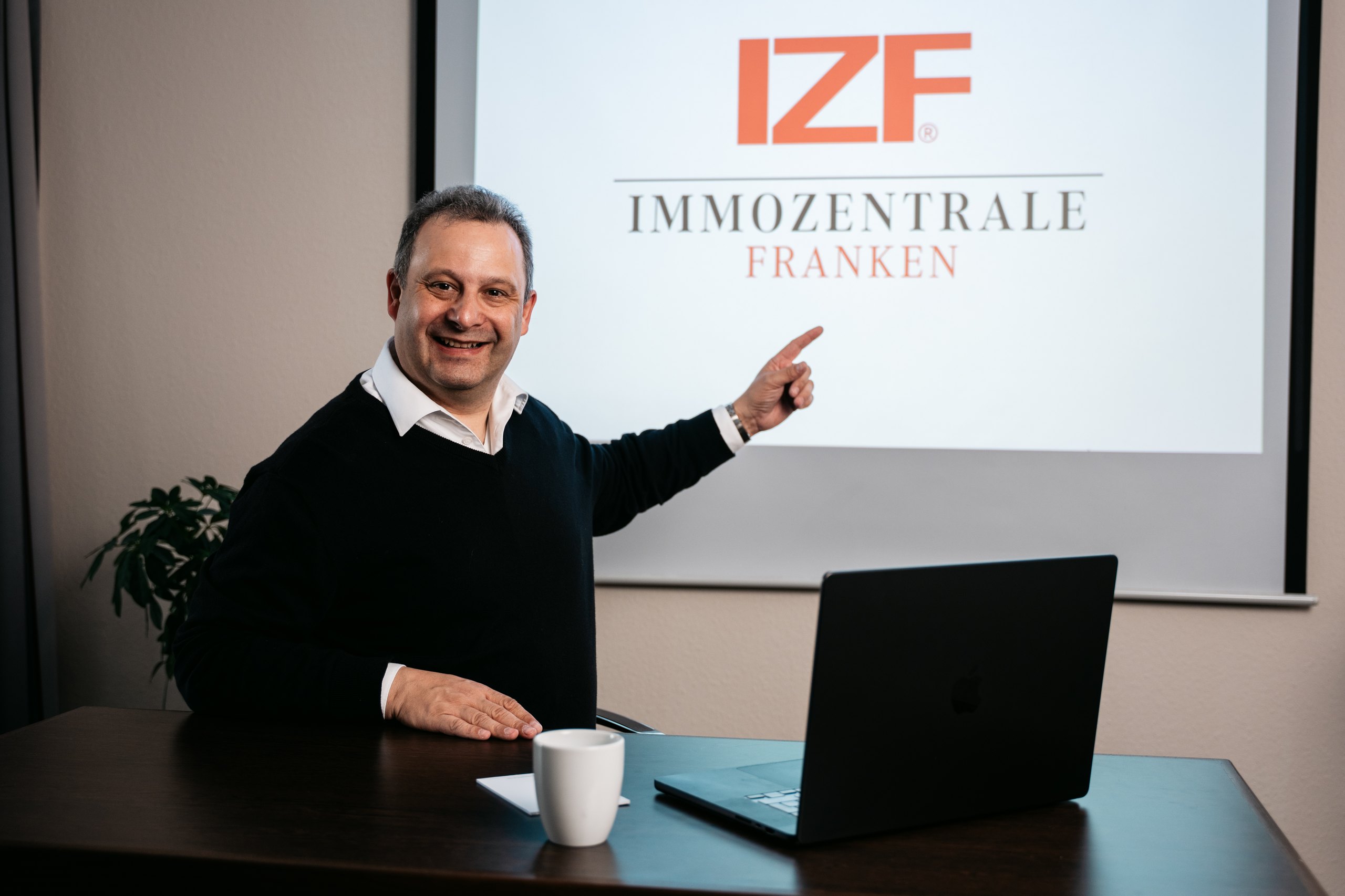Marc Riemke, Geschäftsführer der IZF Immozentrale Franken GmbH, in seinem Büro in Nürnberg