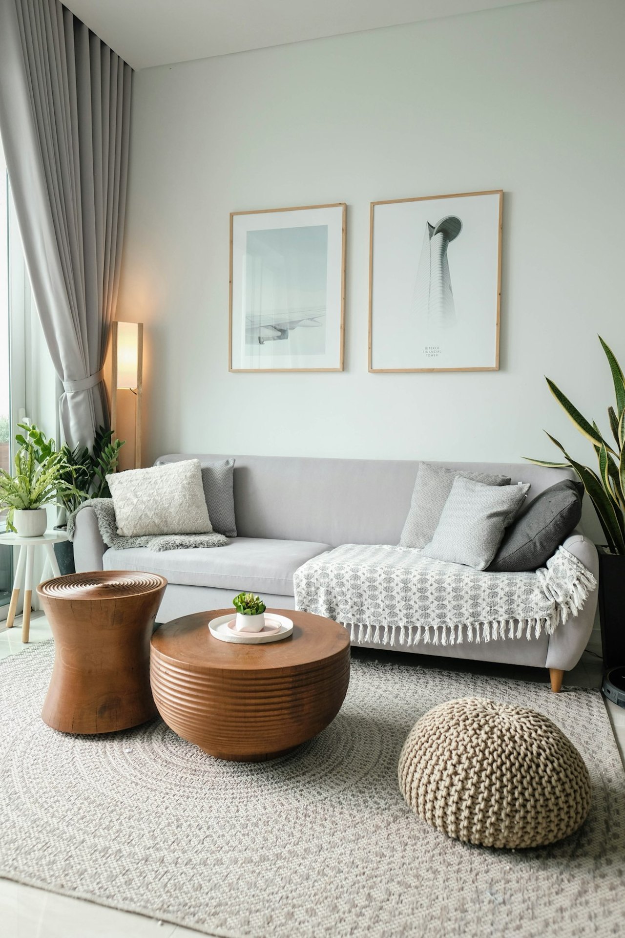 Helles Wohnzimmer mit Sofa und großem Fenster