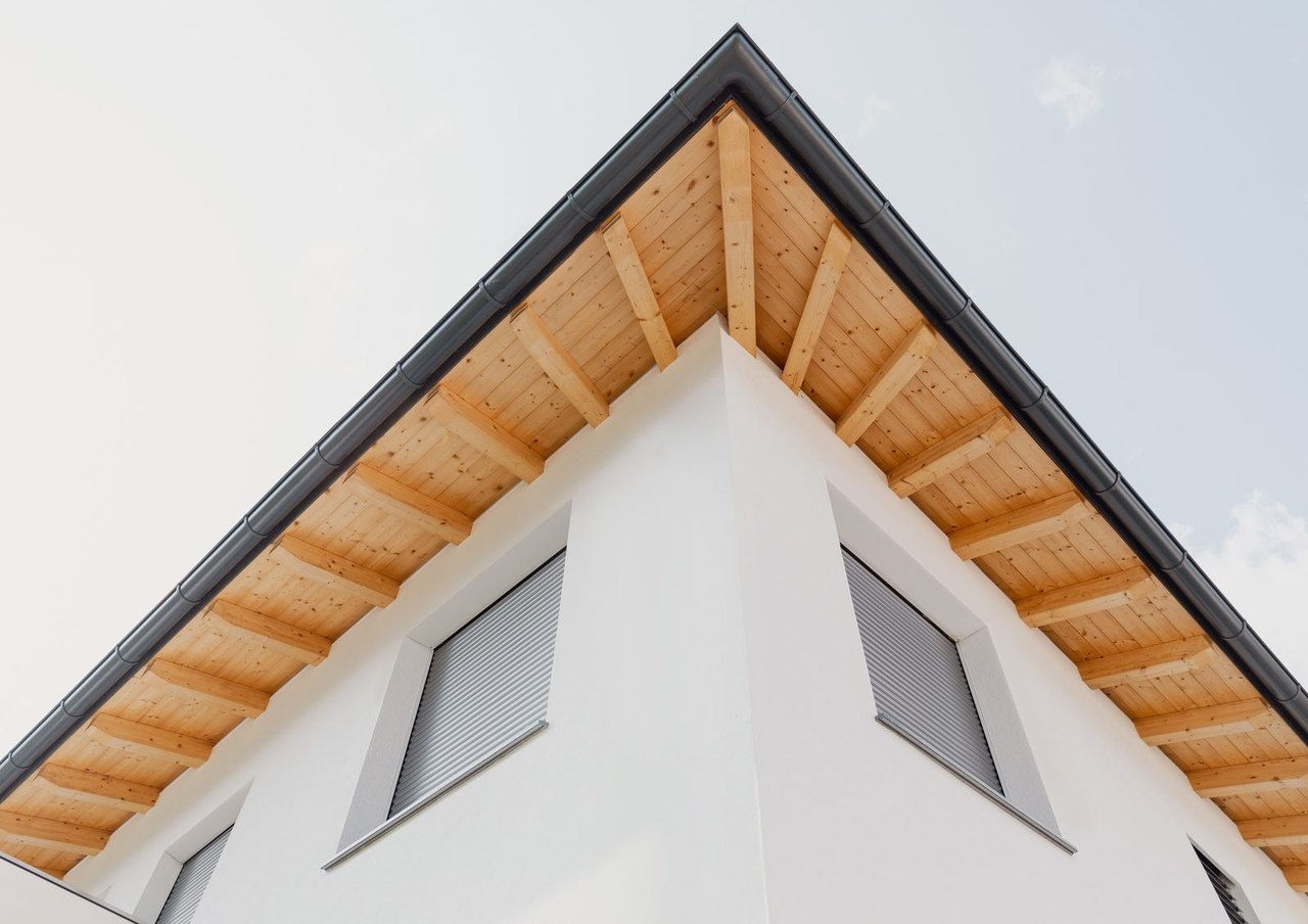 Aufsatzrollladen über Fenster montiert