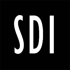 Dunkelgrüner Text "SDI" mit weißem Umriss auf schwarzem Hintergrund.