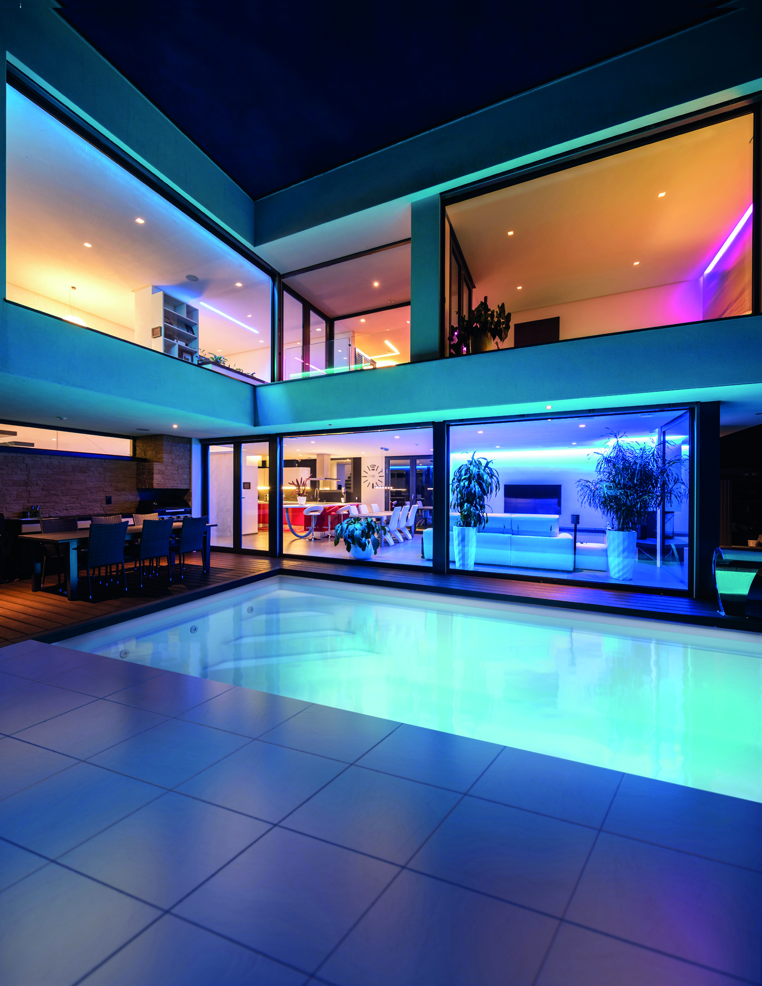 Beleuchteter Pool an einer modernen Villa in der Dämmerung