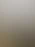 Frisch aufgetragener Fliesenkleber mit Kammstruktur auf einem Boden vor bereits verlegten hellen Bodenfliesen.
