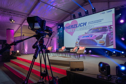 Corporate-Event mit Kamera und Bühnenbild