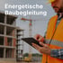 Unser Energieberater bespricht mit einem Bauleiter die nächsten Schritte der energetischen Baubegleitung direkt auf der Baustelle – mit Tablet und Sicherheitsweste vor dem Rohbau