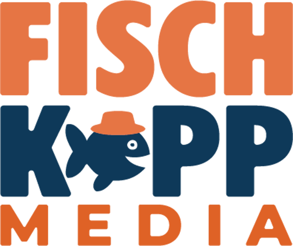 Fischkopp Media Logo: Oranges Wort "FISCH" über dunkelblauem "KOPP" mit Fischfigur und Hut, unter "MEDIA".