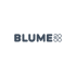 BLUME2000 Logo auf dunkelgrünem Hintergrund.