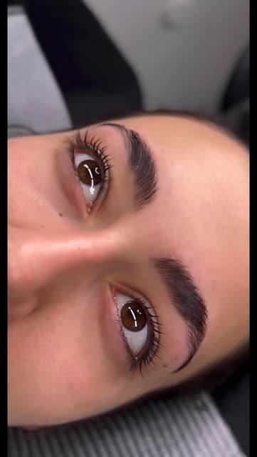 Brauen und Wimpern nach der Behandlung