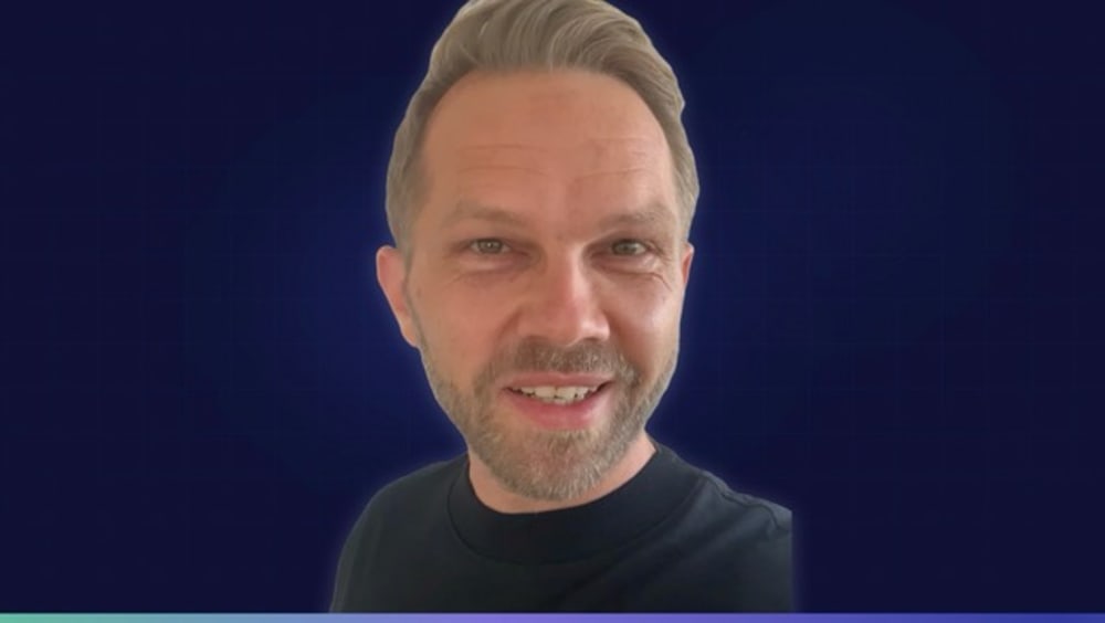 Sören Stricker, KI-Experte und Unternehmensberater, im Videointerview über verständliche Kundenkommunikation