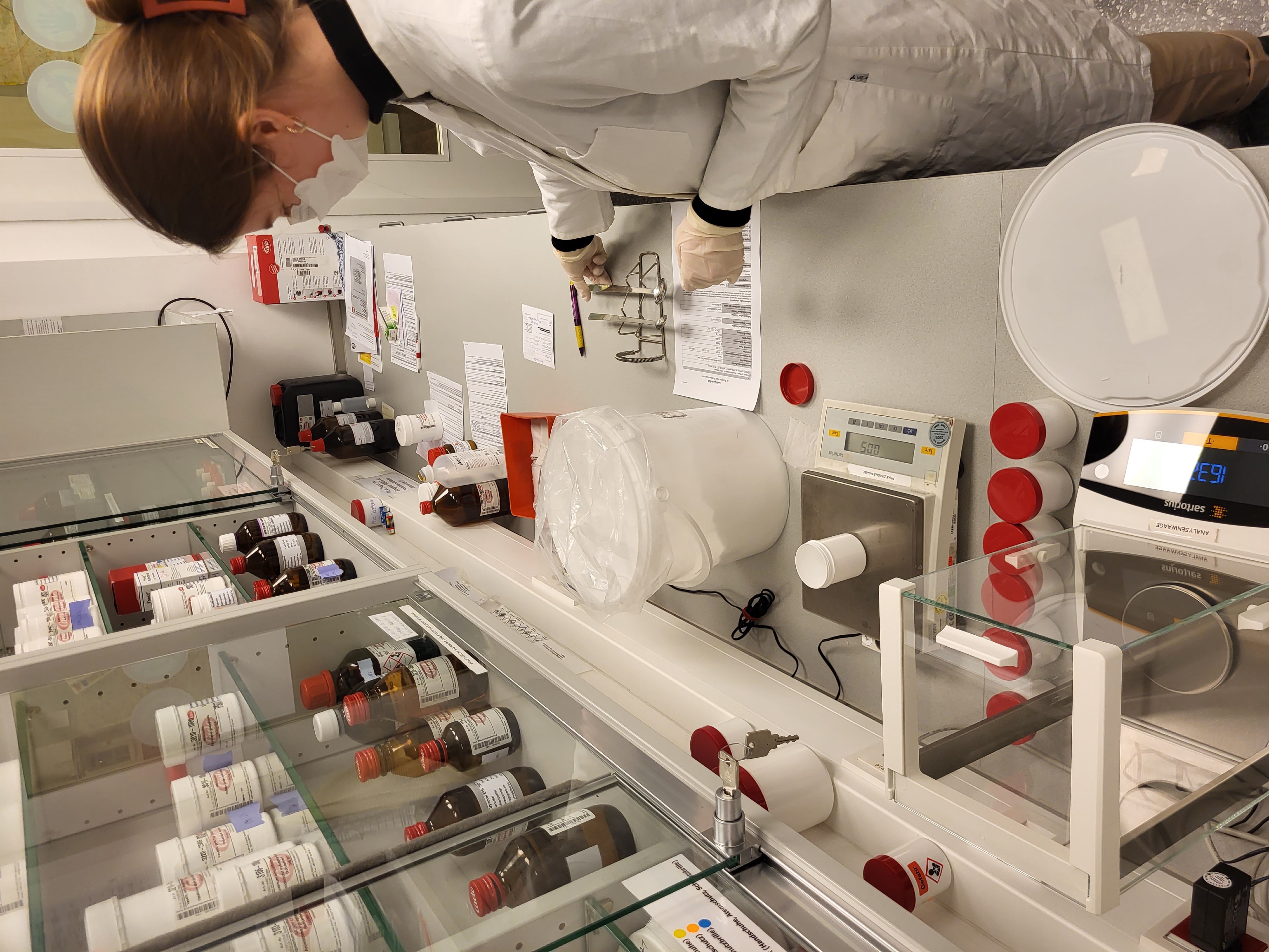 Herstellung im Labor der Ludgeri Apotheke