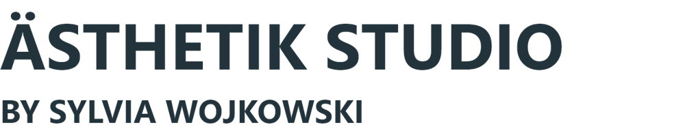 ÄSTHETIK STUDIO BY SYLVIA WOJKOWSKI Logo auf dunkelgrünem Hintergrund.